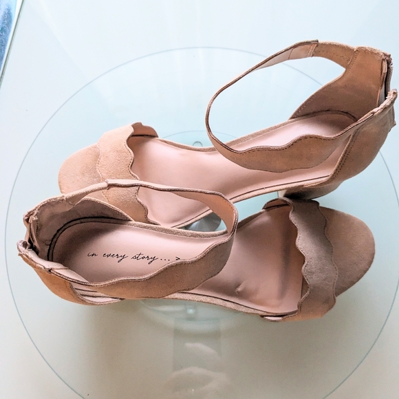 Pennington's, Scalloped edge, vegan, block heel sandals. - Picture 6 of 16